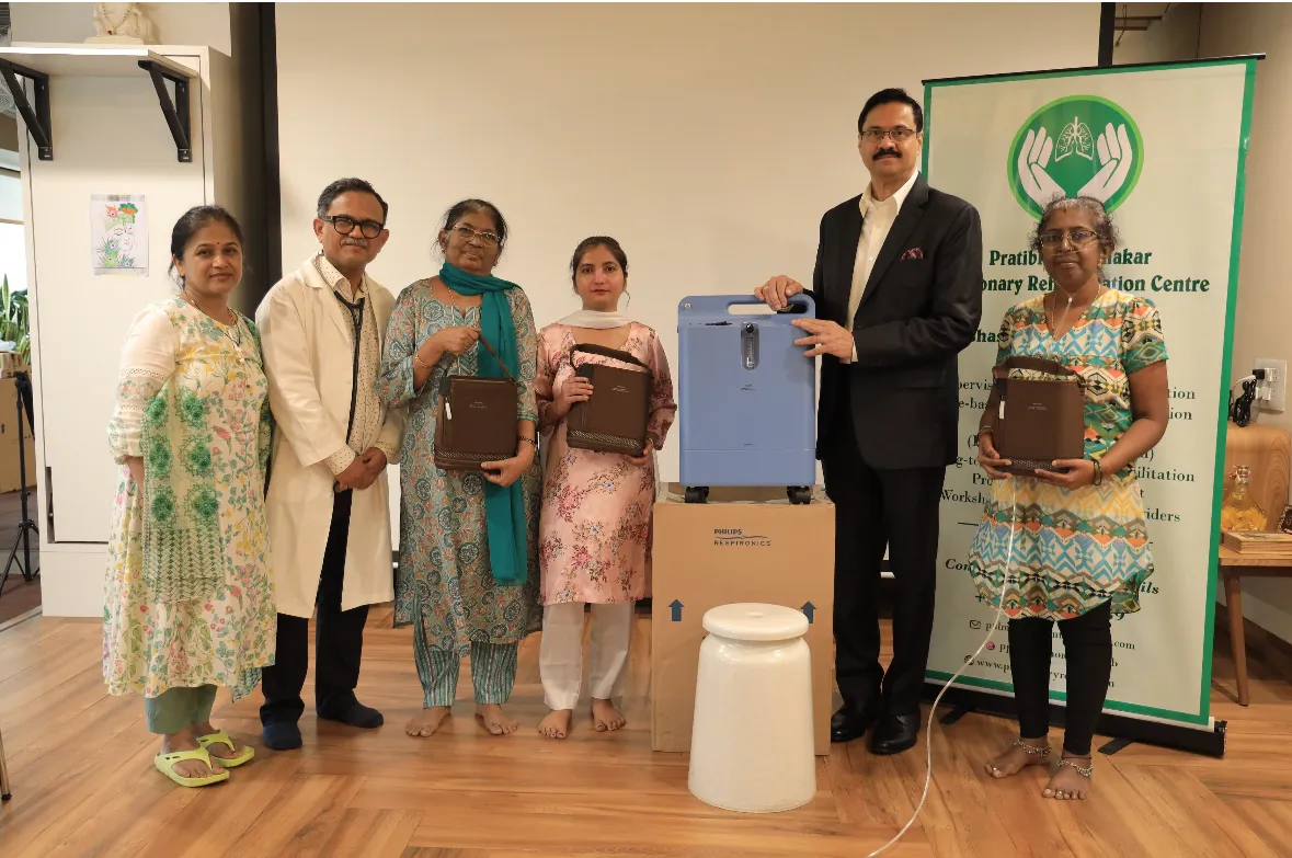 Masala King Dhananjay Datar gifts oxygen kits to patients of pulmonary diseases in Mumbai