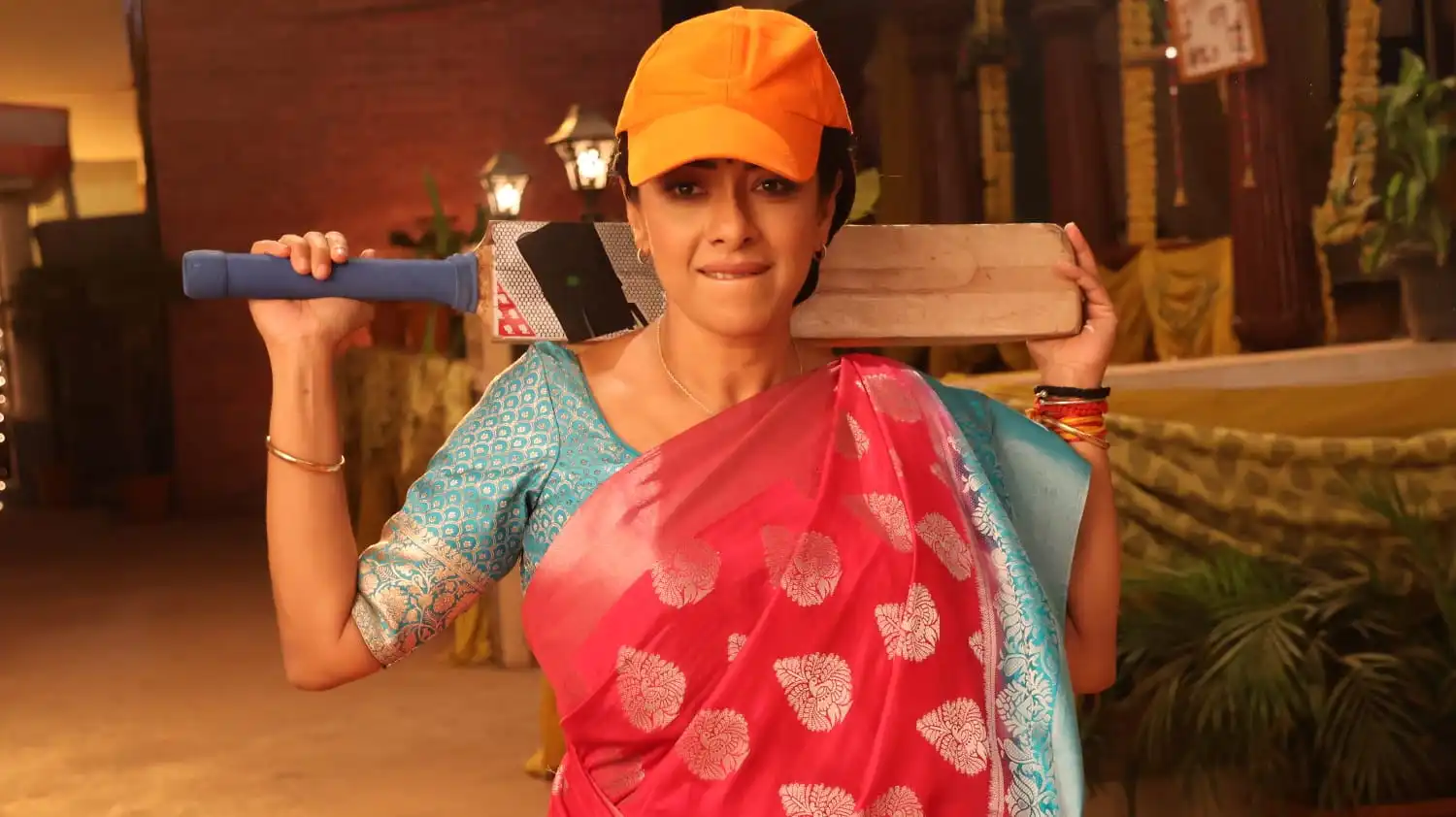 Saree Mein Sixer! Rupali Ganguly’s Cricket Avatar Wins Hearts!