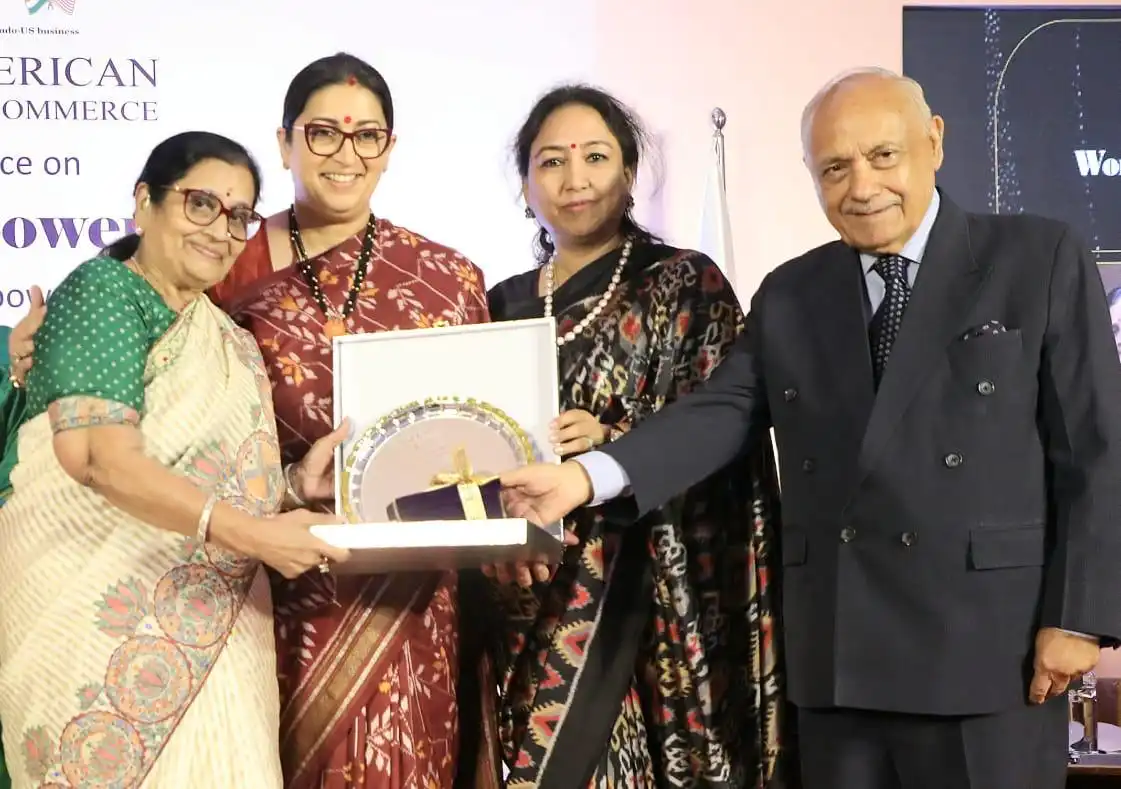 Asha Gupta Honoured with Craft Revivalist and Textile Conservationist Award by IACC