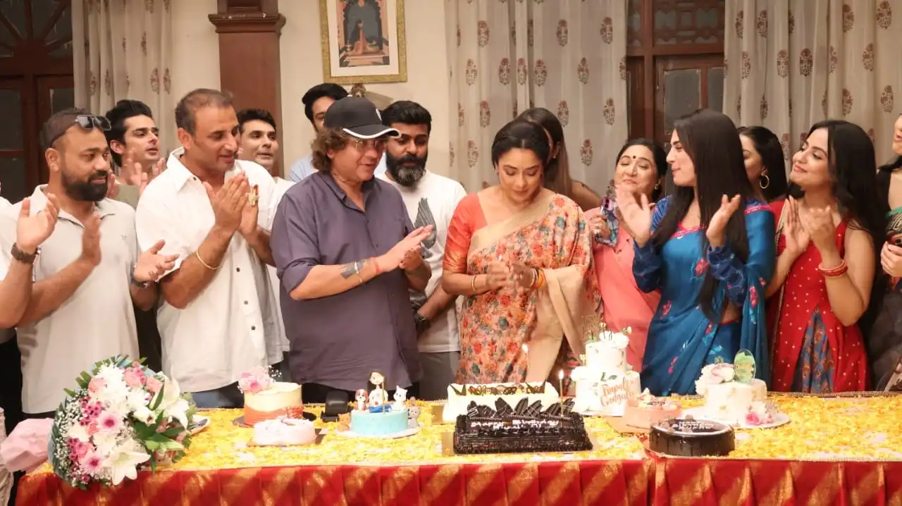 Rupali Ganguly celebrates her birthday on the sets of Anupamaa with producer Rajan Shahi and cast