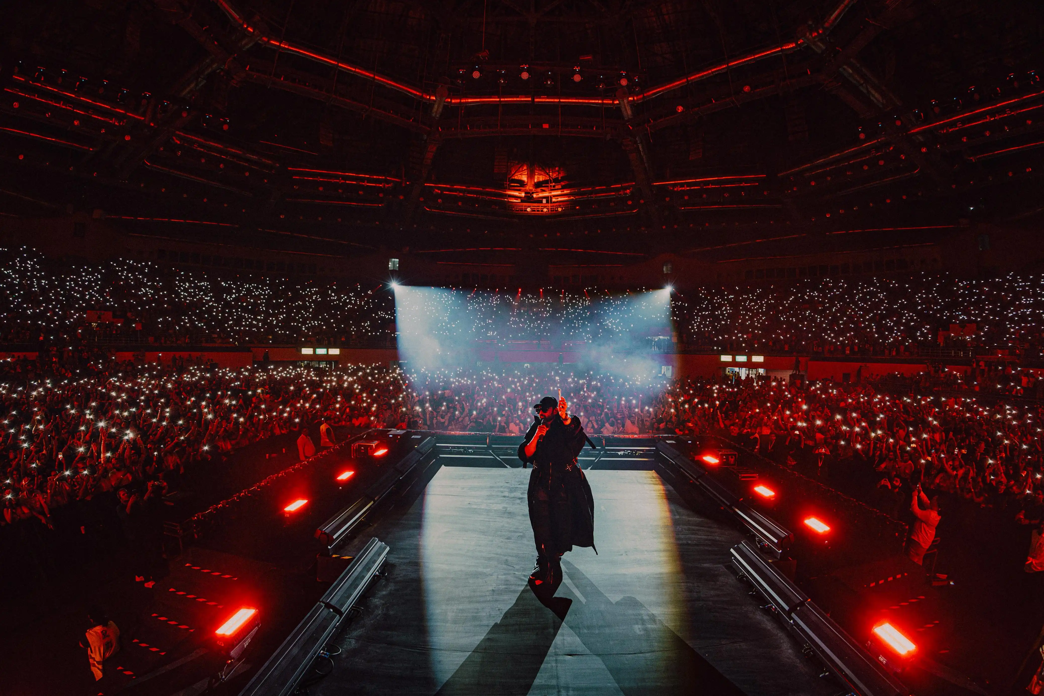 Himesh Reshammiya Turns the Stadium into a Nightclub