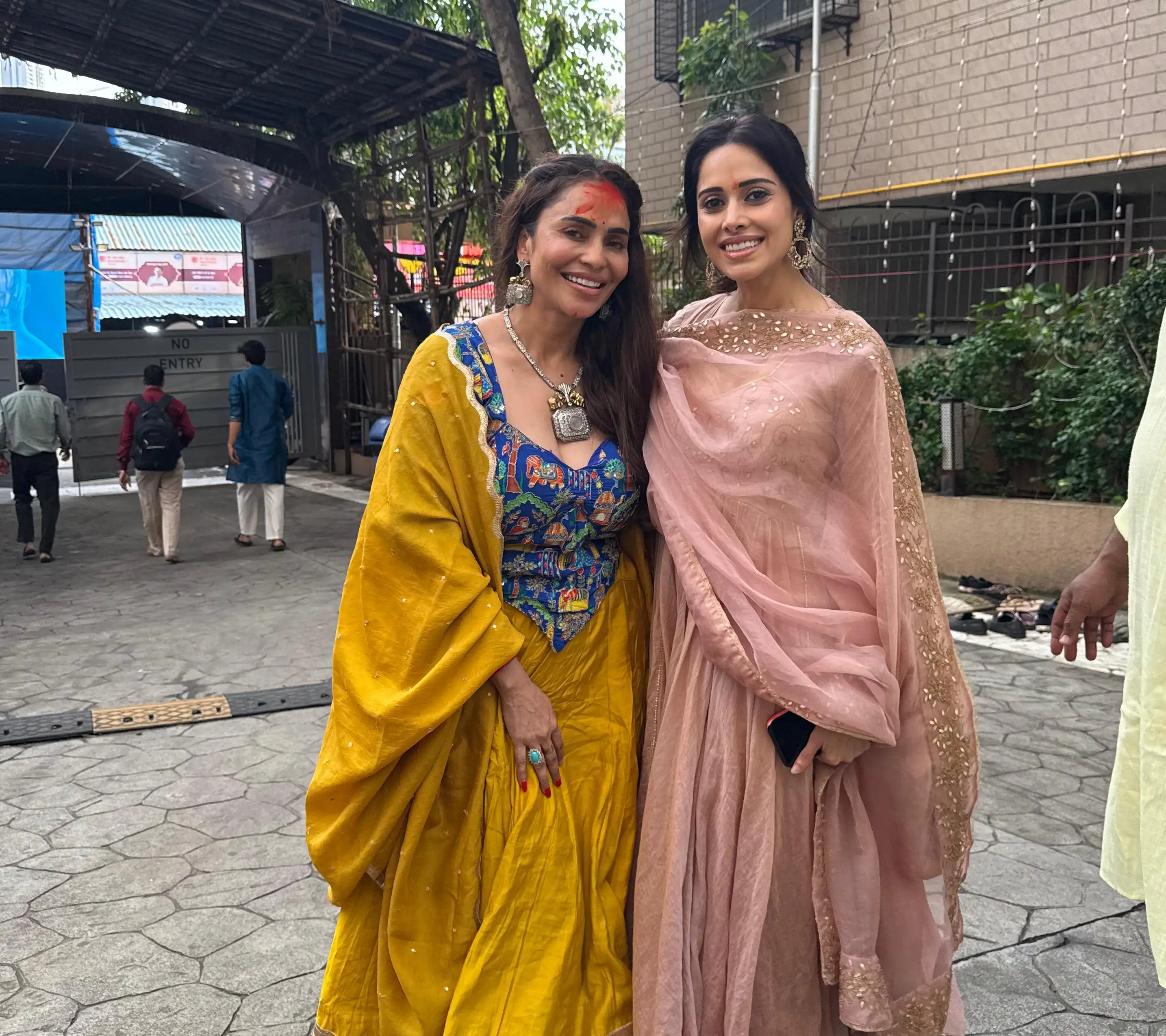 Nikita Rawal Seeks Lalbaughcha Raja’s Blessings