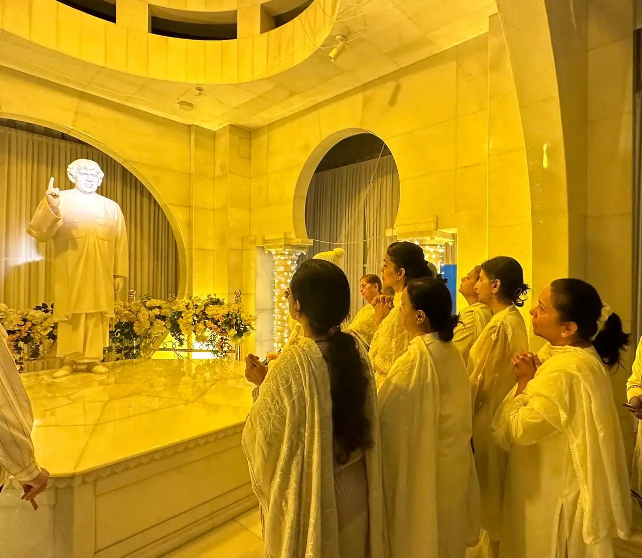Devotees at sacred Samadhi of Sadhu Vaswani on Punyatithi