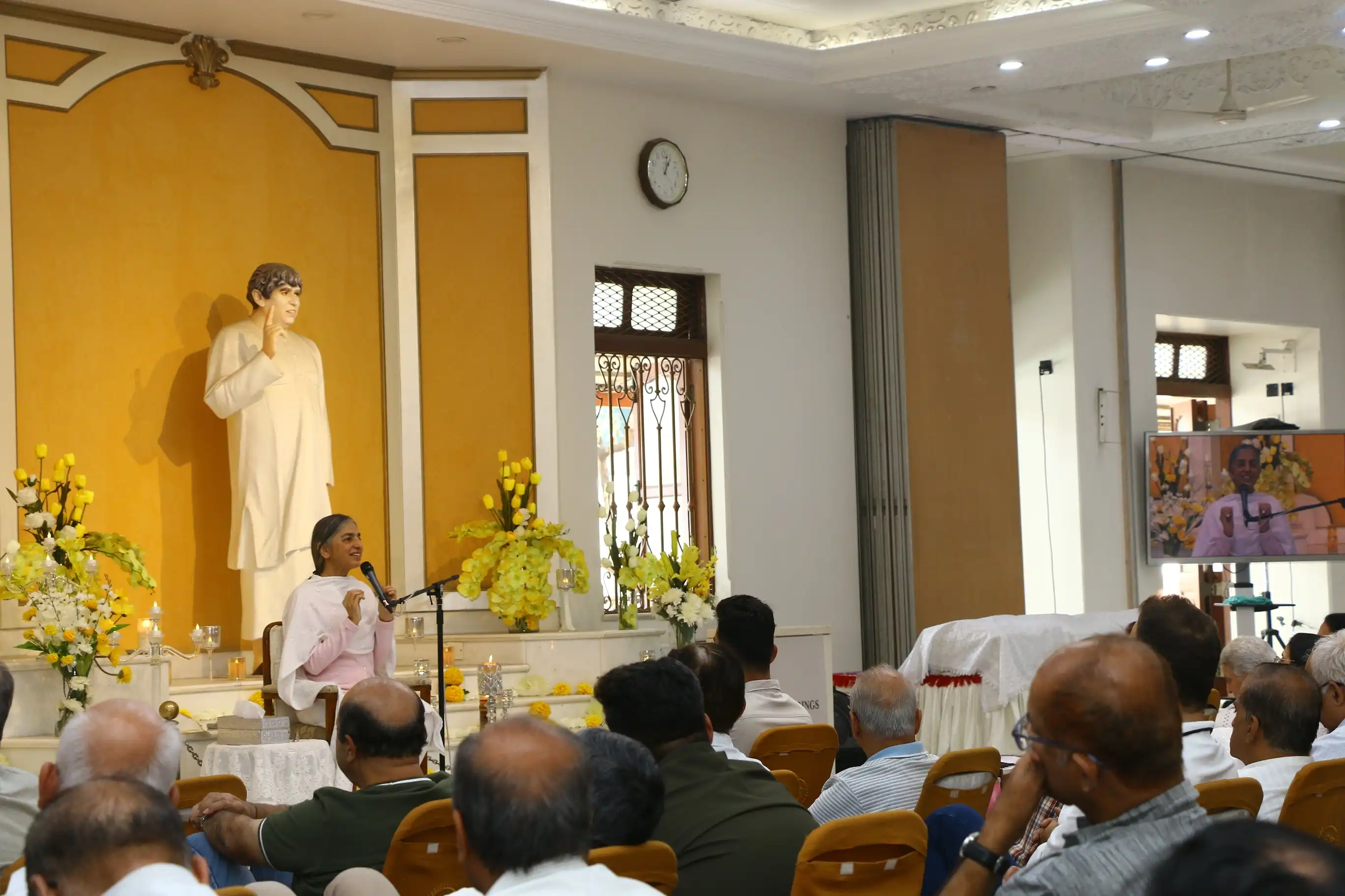 Didi Krishna addressing the gathering om Sadhu Vaswani Punyatithi