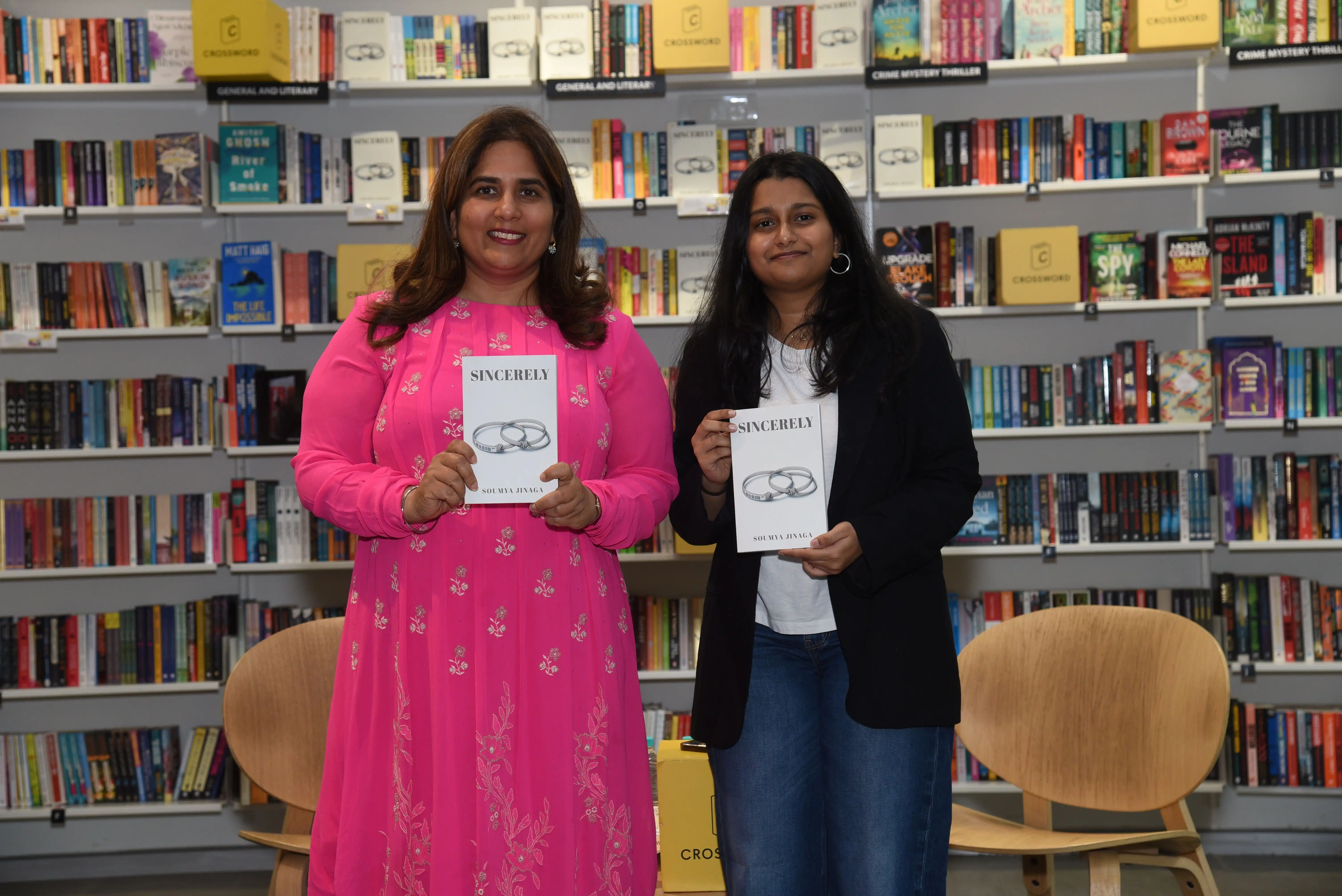Chief Guest Aparna Piramal Raje, Writer & Public Speaker, and author of the best-seller, Chemical Khichdi, with Soumya Jinaga, author ‘Sincerely’