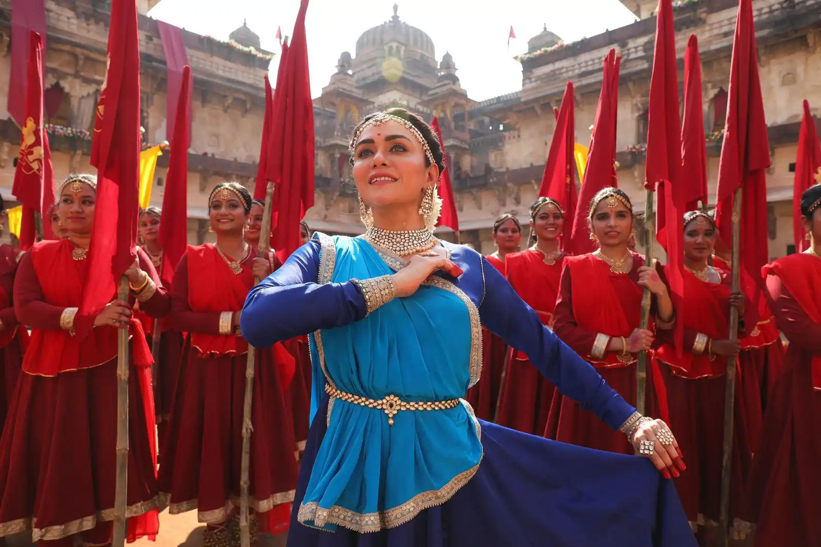 Amruta Khanvilkar mesmerizes with Vandan Ho