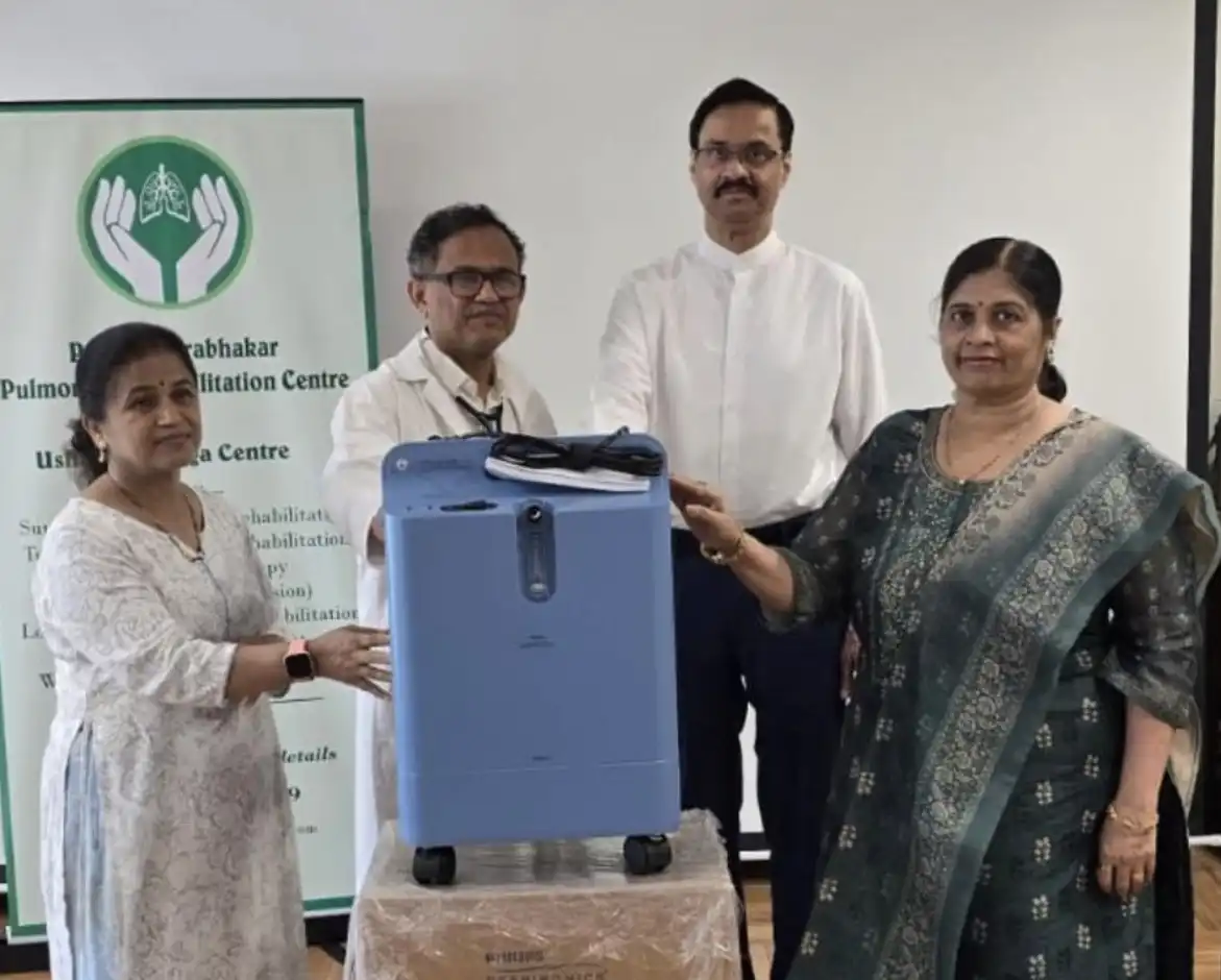 Dhananjay Datar gifts oxygen kits to patients of pulmonary diseases in Mumbai
