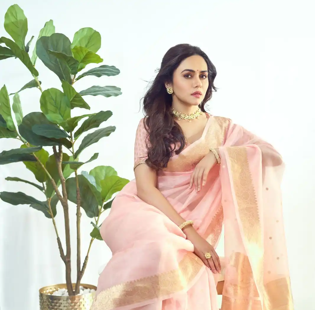 Amruta Khanvilkar to Celebrate Her First Gudi Padwa at "Ekam"!
