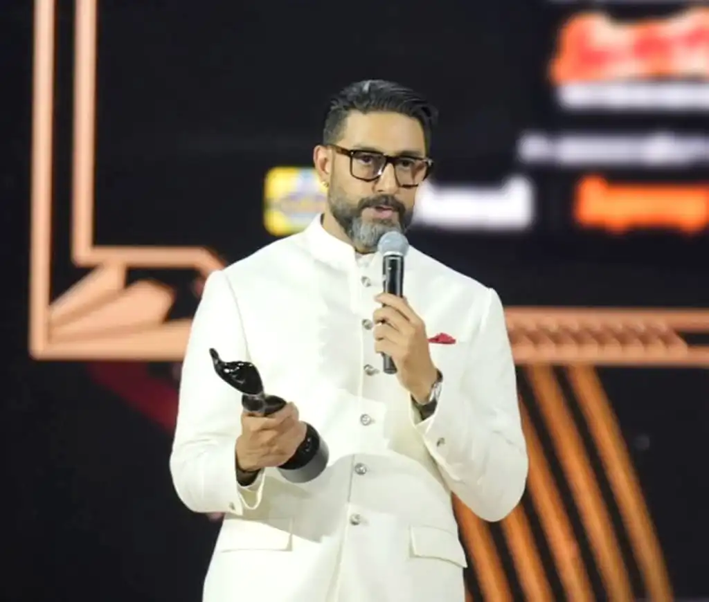 Abhishek Bachchan Wins His First Filmfare Best Actor Award for Shoojit Sircar’s 'I Want To Talk'