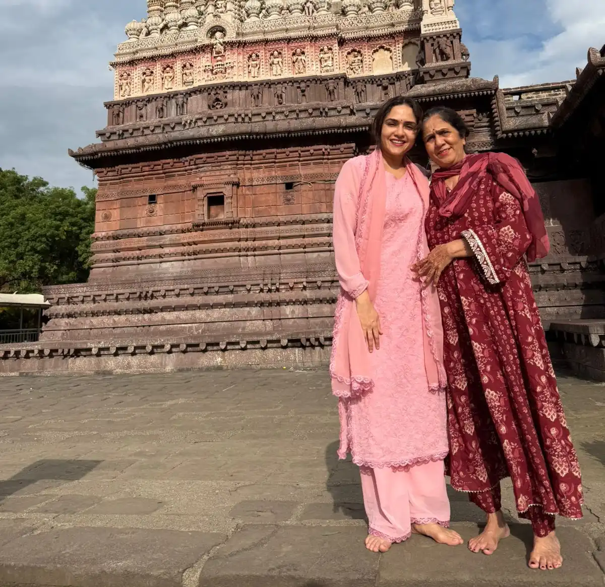 Amruta Khanvilkar Visits Grishneshwar Jyotirling to Seek Blessings with Her Mother !