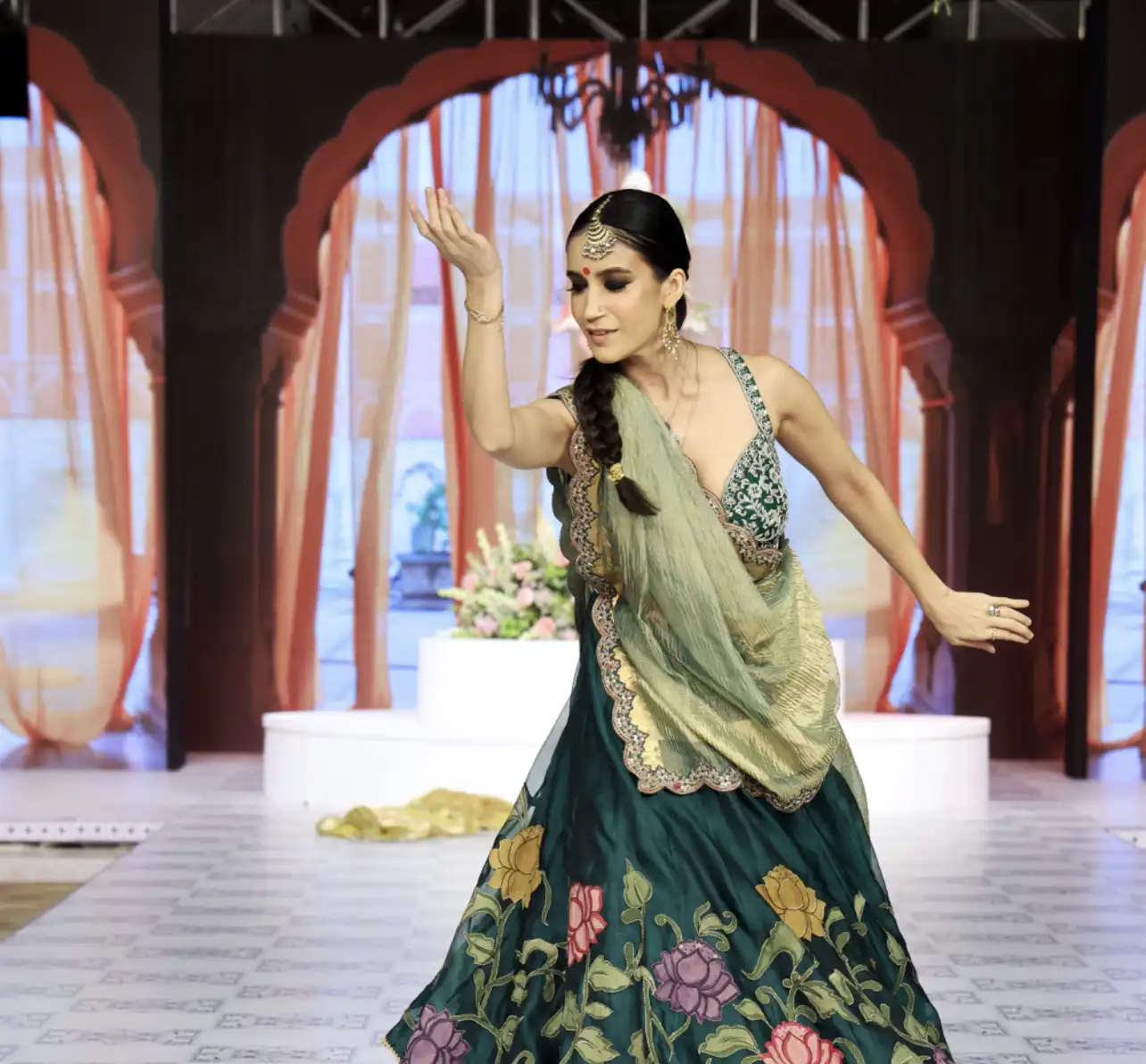 Kathak Dancer Shivani Varma Weaves Monsoon Magic at Hunar Gaatha Fashion Show