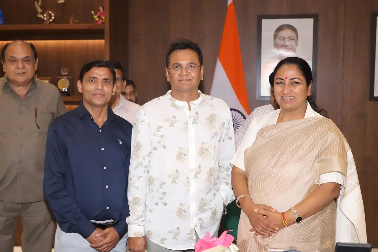 Delhi Chief Minister Rekha Gupta Launches Poster of Upcoming Family Entertainer ‘Tomchi’