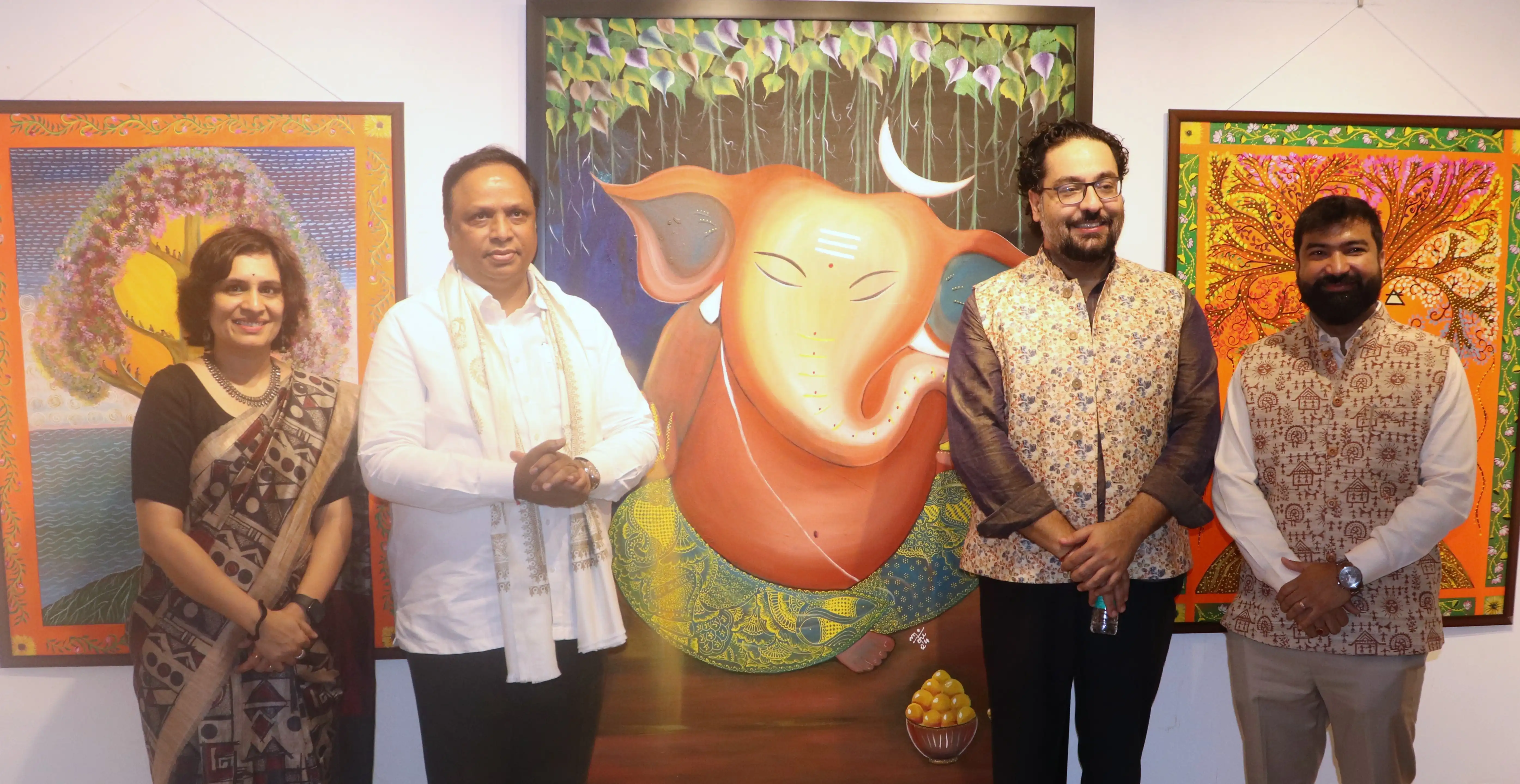 Ashish Shelar inaugurates Art Show by IAS Officers Nidhi Choudhari & Rajanvir Singh Kapur