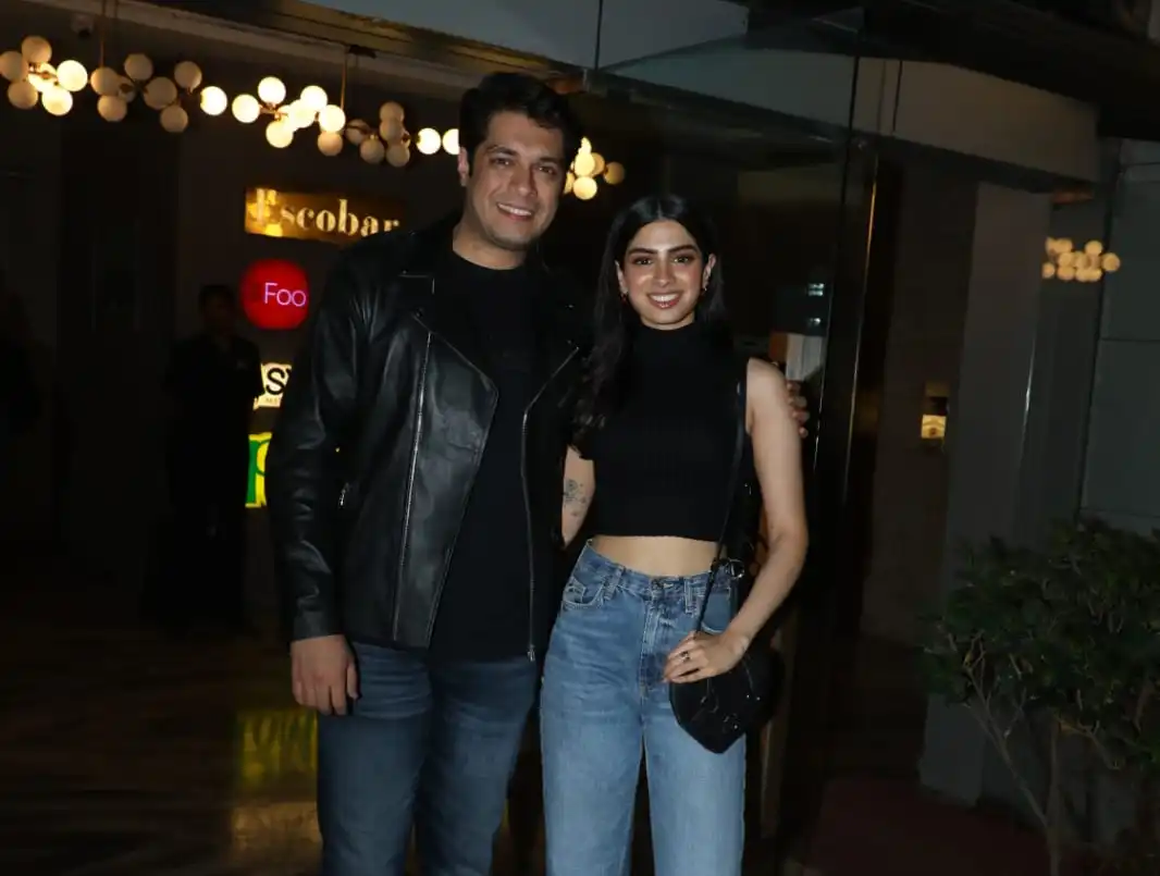 Junaid Khan, Khushi Kapoor and the Loveyapa team joined the wrap up party!