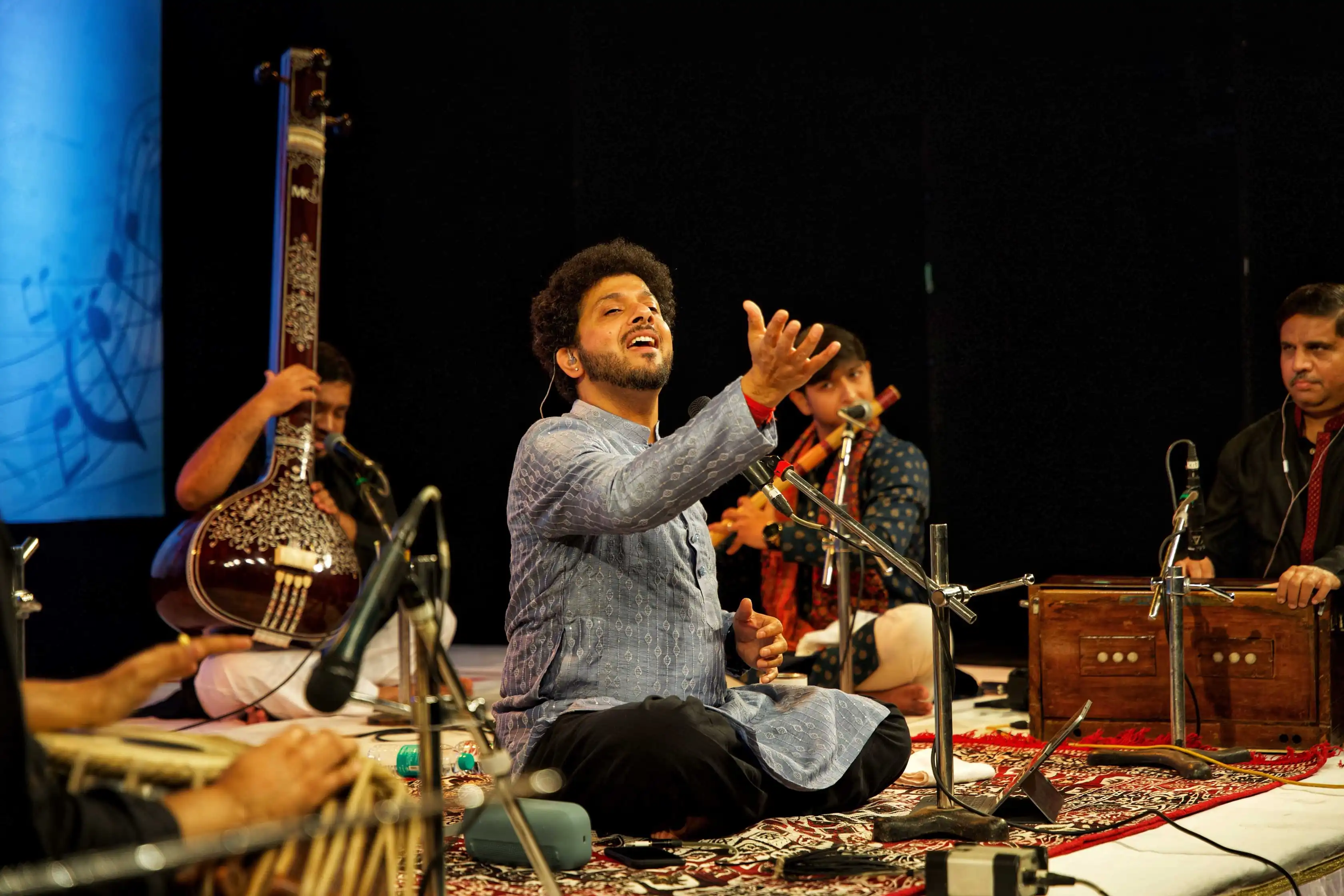 Mahesh Kale Performs to a Full House at Prabodhankar Thackeray Natya Mandir