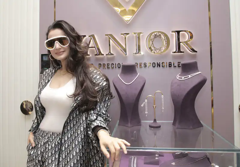 Ameesha Patel inaugurates the first flagship store of Vanior Jewels