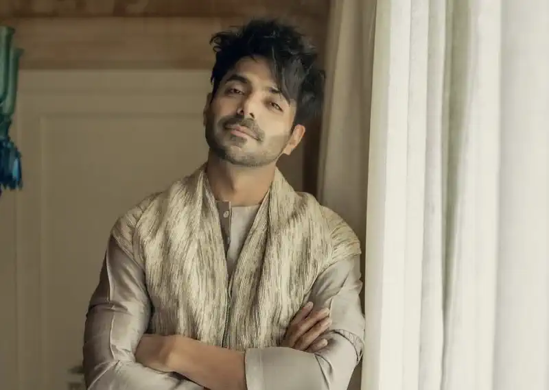  Aparshakti Khurana Announces His Next Single, Zaroor