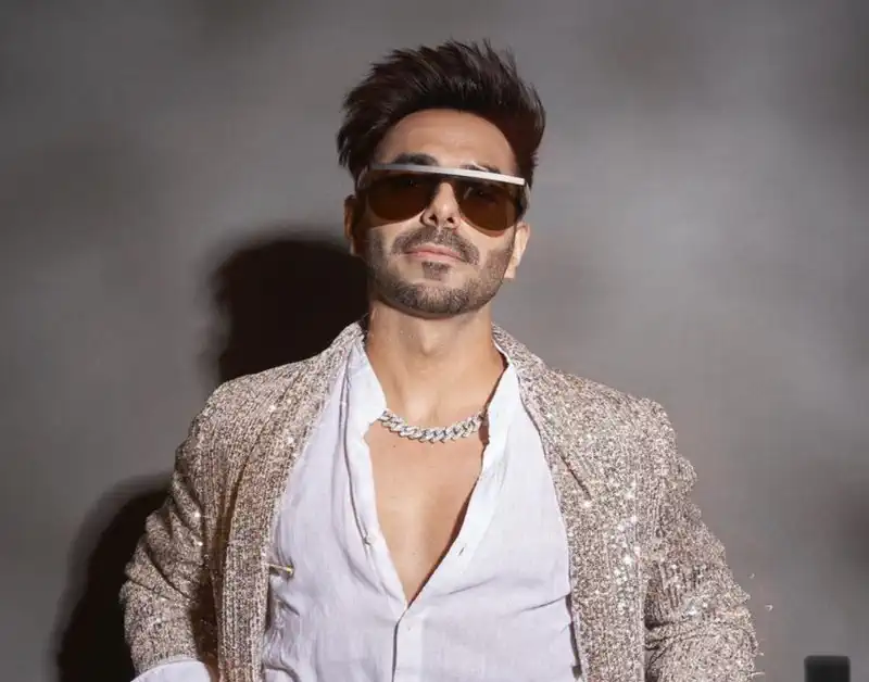 Aparshakti Khurana runs into a French pianist in London, recreates 'Zaroor' with him