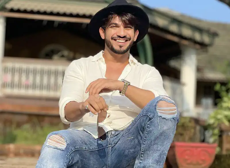 Arjun Bijlani Leads Eco-Friendly Initiative, Encourages Fans to avoid Plastic Bags