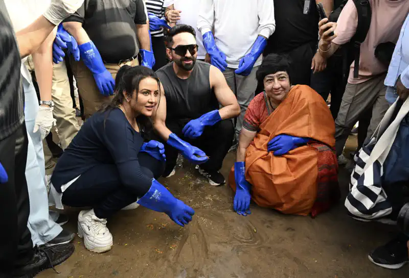 Ayushmann Khurrana joins Amruta Fadnavis’s Beach Cleanup Drive after Visarjan