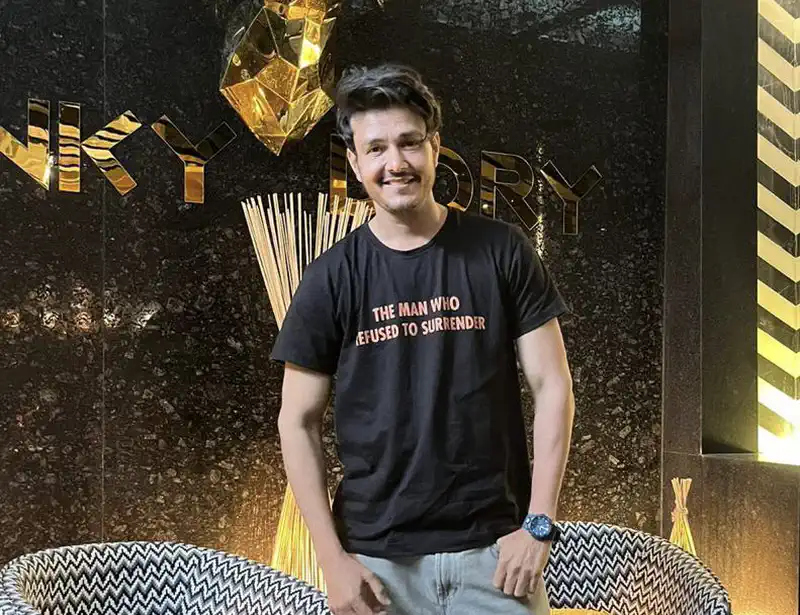 Chandu Champion's Aniruddh Dave enjoys a Hunky Dory time!