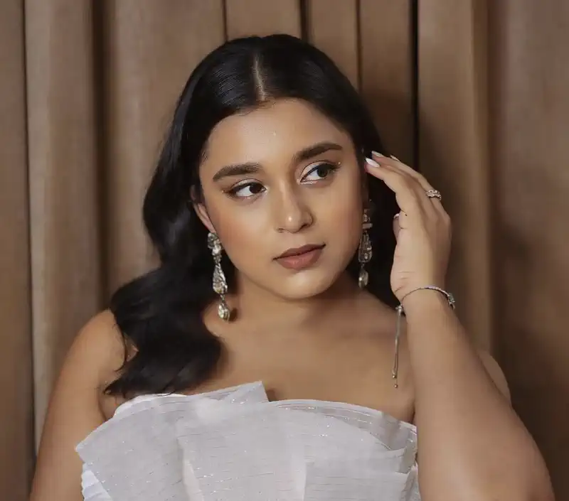 Elegance Redefined: Sumbul Touqeer's Stunning Fashion Statement