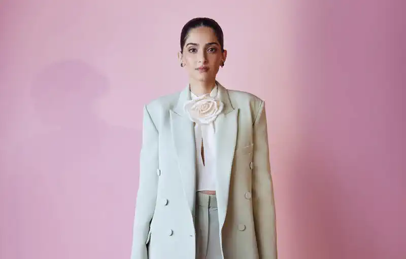 Global art museum Tate Modern London inducts Sonam Kapoor!