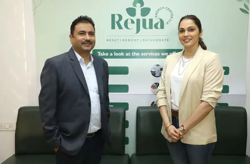 Isha Koppikar Donates Blood at Dr Santosh Pandey's Blood Donation Camp