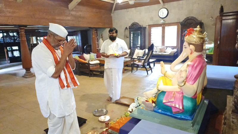 Nana Patekar Welcomes Bappa At Home