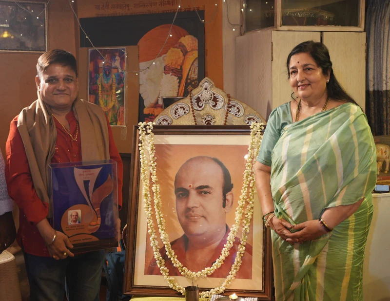 Padma Shri Anuradha Paudwal Presents ‘Late Arun Paudwal Gratitude Award’ to Singer-Composer Tyagraj Khadilkar
