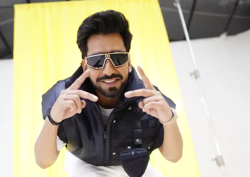  Punjabi Singer Maninder Buttar Join Forces with Anjali Arora and Ammy Virk 