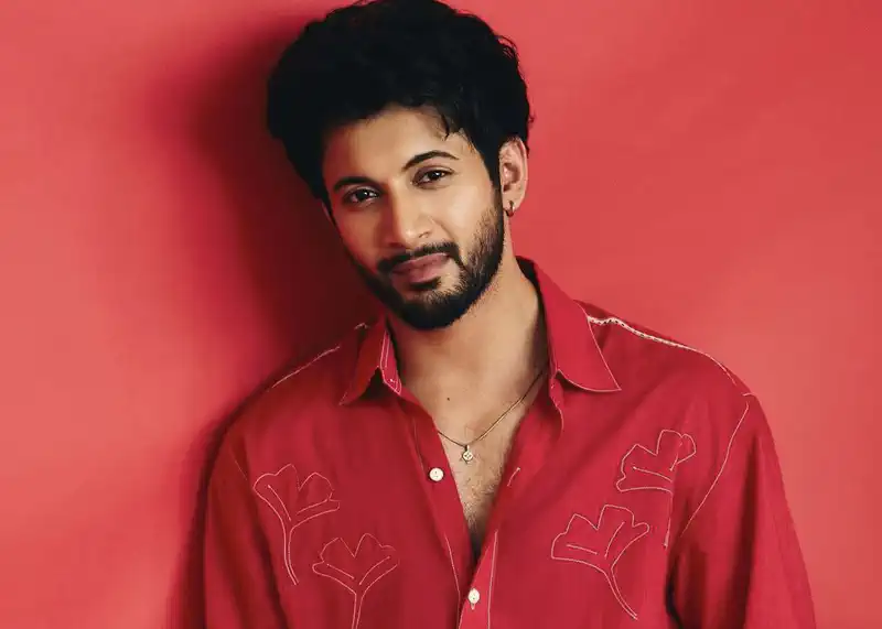 Rohit Saraf Sets the Dance Floor on Fire with Gore Gore Mukhde Pe 