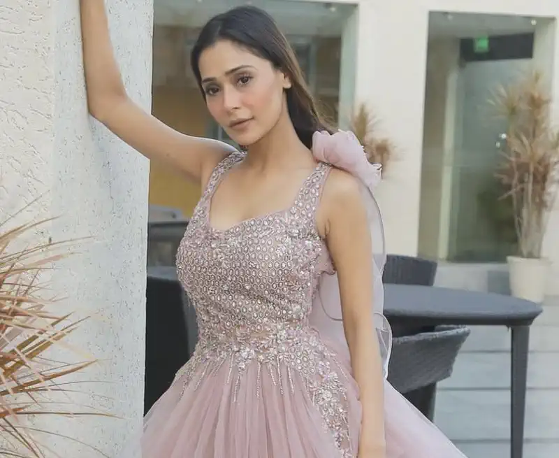 Sara Khan talks about entourage culture in the acting industry