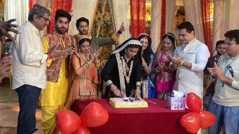 Sayantani Ghosh Celebrates Birthday on the Set of Dahej Daasi