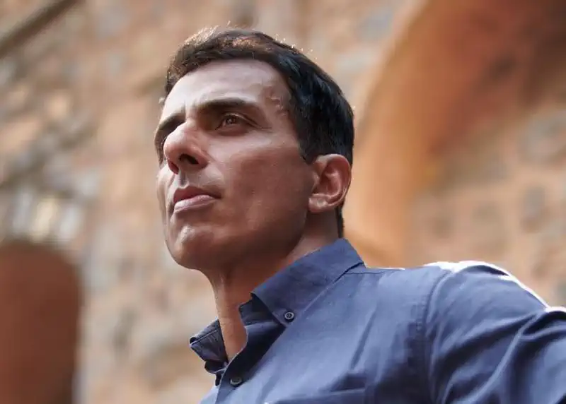 Sonu Sood indulges in a hearty conversation with a specially-abled fan from Jharkhand