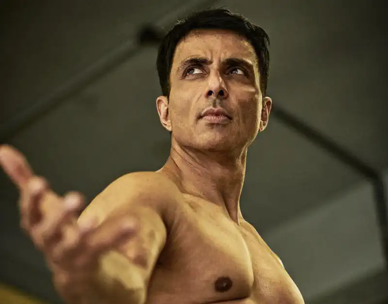 Sonu Sood treats audiences with a new workout video 