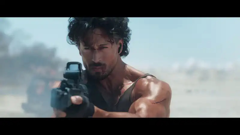 Tiger Shroff leaves fans mesmerized in Bade Miyan Chote Miyan