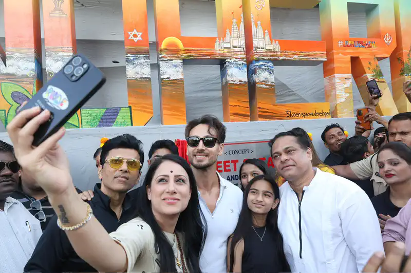 Tiger Shroff Unveils #Andheri(W) Sculpture by artist Rouble Nagi 