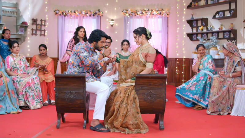 Udne Ki Aasha: Sachin applies Mehndi on Sailee's hand