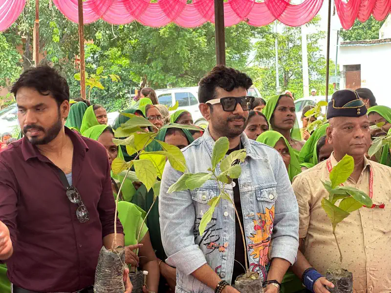  Vineet Kumar Singh Leads Tree Plantation Campaign for Hope Welfare Trust in Varanasi